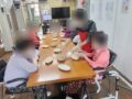 요리 활동 ( 만두만들기 ) 해보았습니다.  남은 만두속으로는 동그랑땡도 부쳐서 어르신 식사시 반찬으로  드렸습니다. 